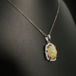 Pendentif de luxe en argent sterling 925 orné d'une pierre d'opale originale coupe cabochon ovale et d'un sarmal de zircon.