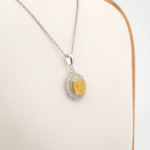 Pendentif de luxe en argent sterling 925 orne d'une pierre de saphir jaune originale coupe cabochon ovale avec halo de zircon.