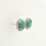 Pendientes de diseño de lujo hechos de piedras de esmeralda verde natural de corte facetado ovalado engastadas en plata de ley 925 con halo de circonitas.