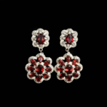 Pendientes de diseño de lujo en plata de ley 925 con piedras de granate rojo naturales de corte facetado en forma de flor.