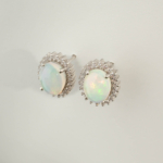Boucles d'oreilles de luxe en argent sterling 925 ornées de pierres d'opale originale coupe cabochon ovale et d'un halo de zircon.
