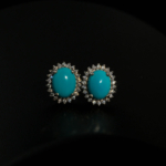 Boucles d'oreilles de luxe en argent sterling 925 ornées de pierres de turquoise originales coupe cabochon ovale et d'un halo de zircon.