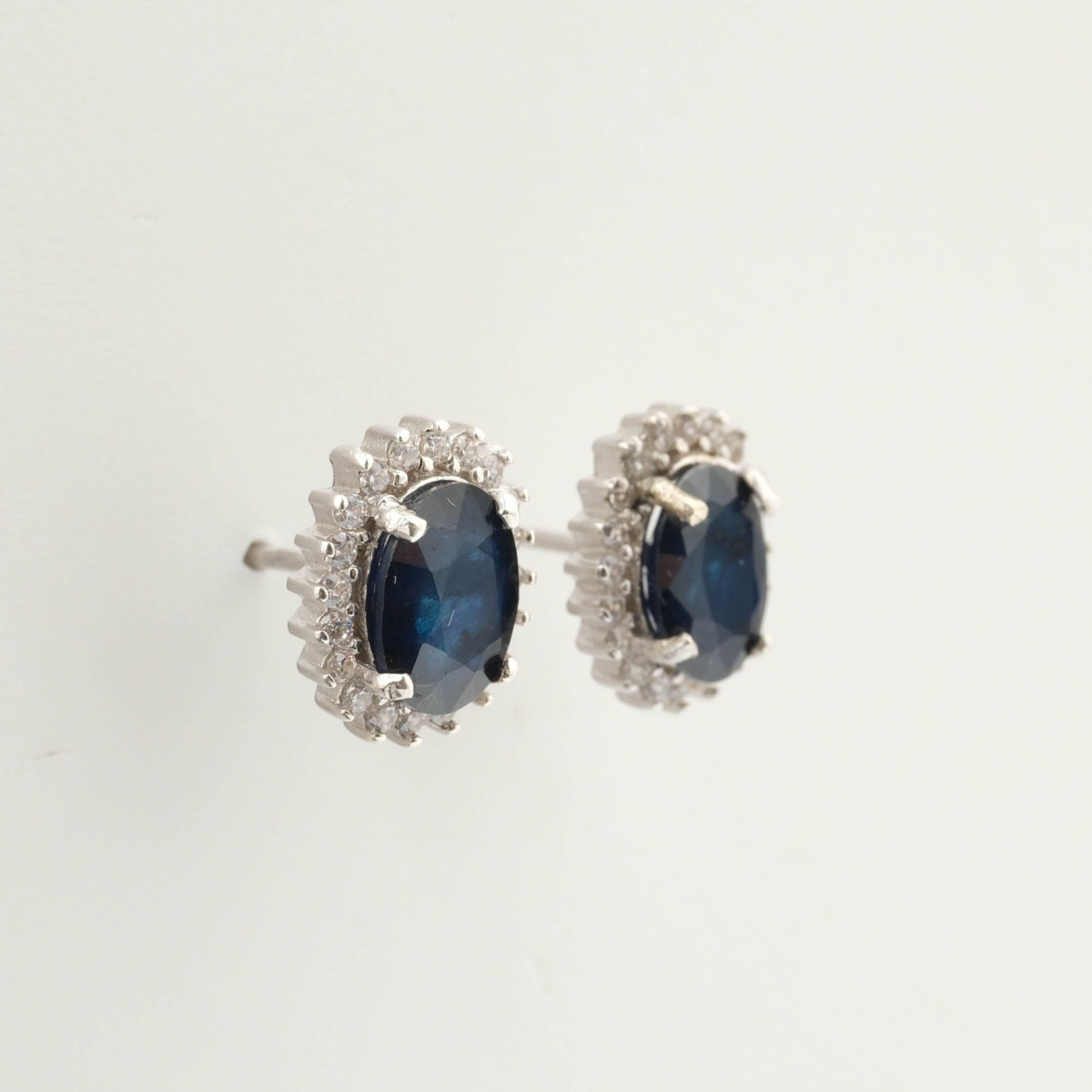 Boucles d'oreilles de luxe en argent sterling 925 ornées de pierres de saphir bleu originales coupe ovale et d'un halo de zircon.