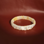 Pulsera rolex de corte rectangular de nácar de océano original con destellos iridiscentes en tonos blanco perla y crema.