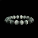 Bracelet flexible en pierre naturelle fait de perles rondes et lisses de quartz oeil de chat gris.