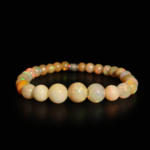 Bracciale flessibile in pietra naturale realizzato con perle rotonde di opale sfumate che mostrano vibranti effetti di gioco di colore.