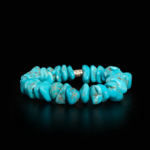 Bracelet flexible en pierre naturelle fait de éclats de turquoise asymétriques organiques avec une entretoise argentée.