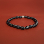 Pulsera flexible de piedra natural hecha de cuentas de zafiro azul oscuro de 5,5x8,5mm de corte facetado con acento de plata.
