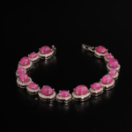 Bracelet de luxe en argent sterling 925 pour femme avec des rubis rose-rouge taillés en cabochon et entourés de montures ovales en zircone, présenté dans 1.jpg.