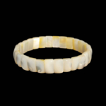 Bracelet rolex de taille rectangulaire en nacre d'océan originale avec des reflets irisés dans des tons blanc perle et crème.
