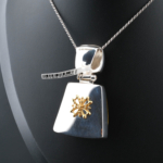 Collana da collezione realizzata a mano in argento sterling 925 con pietra d'ambra naturale originale, decorata con smalto verde scuro ed eleganti motivi in argento.