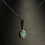 Luxus-Schmuckset aus 925er Sterlingsilber bestehend aus Ring, Ohrringen und Kette, besetzt mit originalen ovalen Cabochon-Opalen.