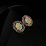 Set di gioielli di lusso in argento sterling 925 che include anello, orecchini e ciondolo adornati con opali cabochon, zaffiri blu e granati rosa.