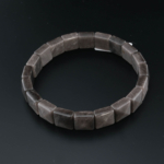 Elegante bracciale taglio rolex realizzato in pietra naturale di ossidiana argentea originale con lucentezza argentea.