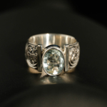 Herrenring aus 925er Sterlingsilber mit einem oval facettierten, originalen Aquamarin-Naturstein und meisterhaft gravierter Einfassung.