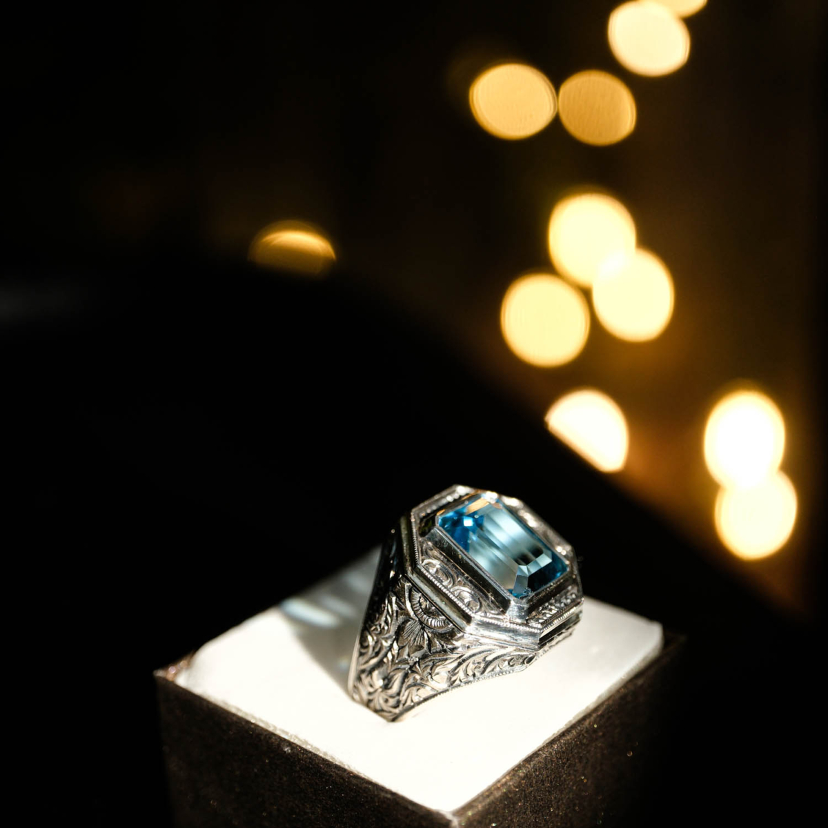 Dikdörtgen faset kesim orijinal blue topaz doğal taşlı ve yanları el işçiliği gravürlü 925 ayar gümüş erkek yüzük.