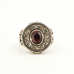 Anello da uomo in argento 925 con una pietra naturale di granato originale rotonda e motivi dettagliati fatti a mano.