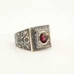 Anello da uomo in argento 925 con una pietra naturale di granato originale con taglio a faccette ottagonale in una cornice quadrata con motivi floreali fatti a mano.