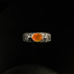 Ring aus 925er Sterlingsilber mit einem oval geschliffenen originalen orangefarbenen Opal Naturstein und detaillierten handgefertigten Motiven.