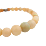 Flexibles Natursteinarmband aus graduierten, runden Opalperlen mit lebendigen Farbenspieleften.