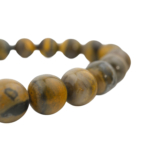 Flexibles Natursteinarmband aus 9-10mm runden, glatten Bumblebee-Jaspisperlen mit gelben und schwarzen Bändern.