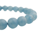 Bracciale flessibile in pietra naturale realizzato con perle rotonde e lisce di calcite blu chiaro da 8-9mm.
