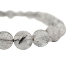 Flexibles Natursteinarmband aus 8-9mm runden, glatten klaren Quarzperlen mit scharfen schwarzen Rutil-Einschlüssen in 6A+ Qualität.