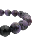 Flexibles Natursteinarmband aus runden, glatten, lila gemaserten Charoit-Perlen in 5A+ Qualitaet.