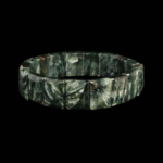 Flexibles Unisex-Armband im Rolex-Schliff aus originalem Seraphinit-Naturstein mit silbernen, federartigen Einschlüssen.
