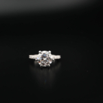 Anello cinque pietre di design di lusso in argento sterling 925, ornato con gemme di moissanite certificate GRA a taglio rotondo.