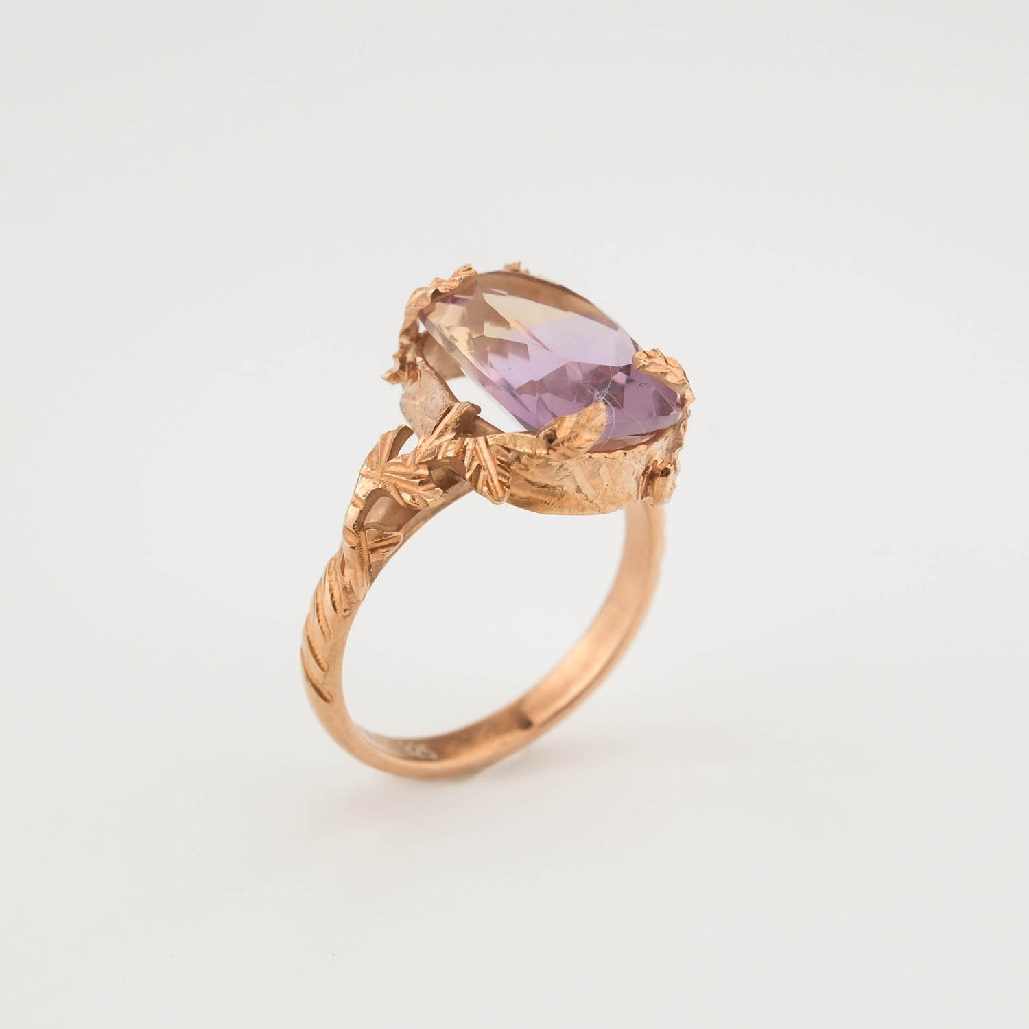 Anello di design di lusso da donna in argento sterling 925 placcato oro rosa, ornato con una gemma di ametrina naturale a forma di foglia intrecciata.