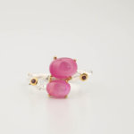 Anello di design di lusso da donna in argento sterling 925 con griffe dorate, ornato con due rubini naturali a taglio cabochon.