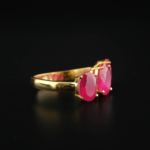 Anello di design di lusso da donna in argento sterling 925 placcato oro, ornato con tre rubini naturali ovali.