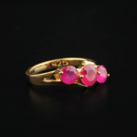 Anello di design di lusso da donna in argento sterling 925 placcato oro, ornato con tre rubini naturali a taglio sfaccettato.