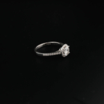 Anello halo di design di lusso in argento sterling 925, ornato con una gemma di moissanite certificata GRA a taglio rotondo.