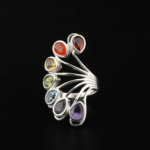 Anello di design di lusso in argento sterling 925, ornato con sette gemme naturali colorate a taglio sfaccettato.