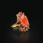 Anello di design di lusso in argento sterling 925 placcato oro, ornato con una gemma di agata arancione e granati a taglio sfaccettato.