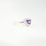 Bague d'élégance pour femme ornée d'une améthyste naturelle originale taille trillion sur argent 925.
