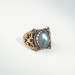 Anello di design fatto a mano ornato con gemme di labradorite e tormalina originale su argento 925 inciso.