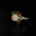 Anello di design di lusso in argento sterling 925 con placcatura in oro, ornato con una gemma di opale naturale e tsavoriti a taglio sfaccettato.