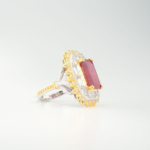 Anello di lusso ornato con gemma di rubino originale da 7,5ct e dettagli in cristallo Swarovski su argento 925.