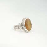 Anello di design fatto a mano ornato con gemma di zaffiro giallo originale da 12,45ct su argento 925 inciso.