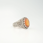 Anello di design fatto a mano ornato con gemma di zaffiro giallo originale da 6,80ct su argento 925 inciso.