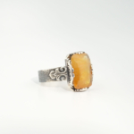 Anello di design fatto a mano ornato con gemma di zaffiro giallo originale da 8,25ct su argento 925 inciso.
