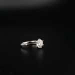 Anello solitario di design di lusso in argento sterling 925, ornato con una gemma di moissanite certificata a taglio rotondo.