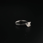 Anello solitario di design di lusso a quattro griffe da 1.2 carati in argento sterling 925, ornato con uma gemma di moissanite certificata GRA a taglio rotondo.