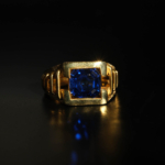 Anello di design di lusso da uomo in argento sterling 925 placcato oro, ornato con uno zaffiro blu naturale da 3.5ct a taglio quadrato.