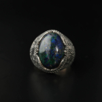 Anillo de diseño grabado para hombre en plata de ley 925 oxidada, adornado con una gran gema de azurita natural de corte cabujón.