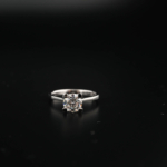 Anillo de diseño de lujo en plata de ley 925 solitario liso, adornado con una moisanita 1.2ct certified por GRA de corte redondo.