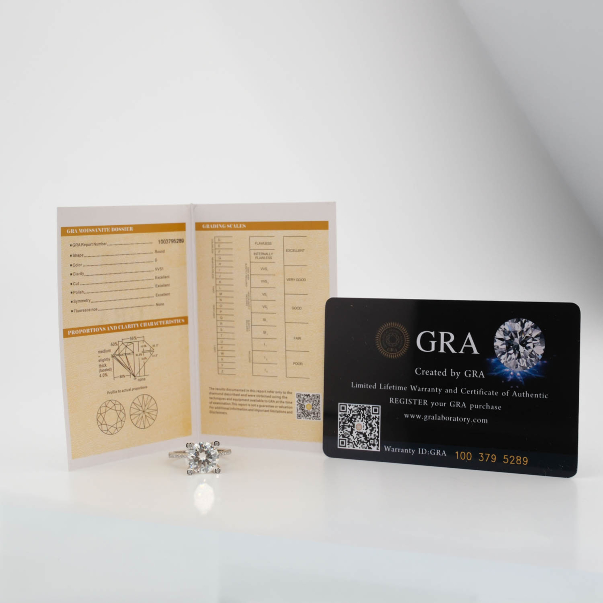 Bague de luxe en argent sterling 925 orné d'une pierre moissanite certifiée originale de 2 carats coupe ronde solitaire à quatre griffes avec certificat GRA.